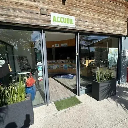 Joli 3 étoiles Avec Piscine Camping *